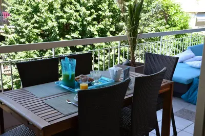Balcon ou terrasse dans l'établissement Beau studio vu mer juan les pins