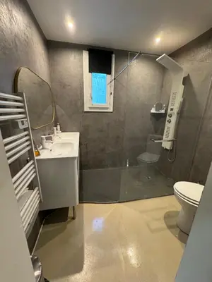 Salle de bains dans l'établissement Villa du Parc de Vaugrenier