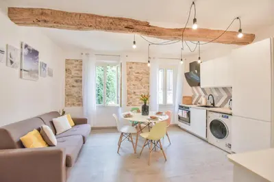 Cuisine ou kitchenette dans l'établissement LE PETIT CASTELET - New superb flat in old Antibes, AC, WIFI, for 4