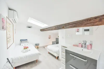 Un ou plusieurs lits dans un hébergement de l'établissement LE PETIT CASTELET - New superb flat in old Antibes, AC, WIFI, for 4