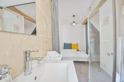 Salle de bains dans l'établissement LE PETIT CASTELET - New superb flat in old Antibes, AC, WIFI, for 4