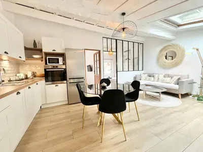 Cuisine ou kitchenette dans l'établissement Cosy 3 pièces vieil Antibes proche port Vauban