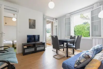 Télévision ou salle de divertissement dans l'établissement Selvosa 1-bedroom apartment heart of Cannes