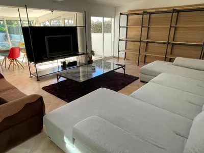 Télévision ou salle de divertissement dans l'établissement Villa climatisée piscine 3 chambres mer à 800m