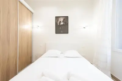 Un ou plusieurs lits dans un hébergement de l'établissement Renovated Apartment in the Heart of Cannes