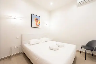 Un ou plusieurs lits dans un hébergement de l'établissement Renovated Apartment in the Heart of Cannes