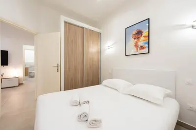 Un ou plusieurs lits dans un hébergement de l'établissement Renovated Apartment in the Heart of Cannes