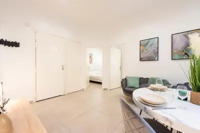 Coin salon dans l'établissement Renovated Apartment in the Heart of Cannes