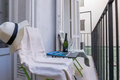 Balcon ou terrasse dans l'établissement Renovated Apartment in the Heart of Cannes