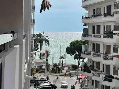 Vue générale sur la mer ou vue sur la mer prise depuis l'appartement