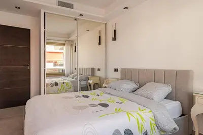 Un ou plusieurs lits dans un hébergement de l'établissement Plage luxe collé à l’hôtel Martinez