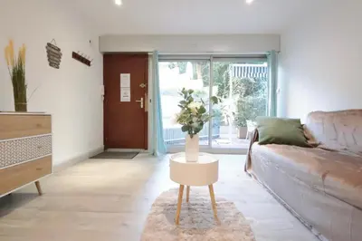 Coin salon dans l'établissement Le Cocon Tanit - Apt 4 Prs - piscine - 5 min plages