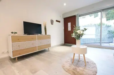 Télévision ou salle de divertissement dans l'établissement Le Cocon Tanit - Apt 4 Prs - piscine - 5 min plages