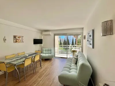 Télévision ou salle de divertissement dans l'établissement Mimosas by Welcome to Cannes