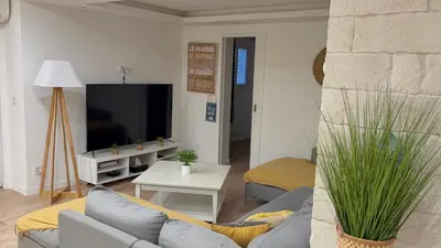 Télévision ou salle de divertissement dans l'établissement Joli Rez de jardin 4 pièces à Cagnes sur Mer
