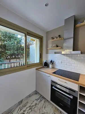 Cuisine ou kitchenette dans l'établissement Charmant studio centre de Cannes