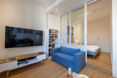 Télévision ou salle de divertissement dans l'établissement Apartment Matisse 100m Near The Sea - Happy Rentals