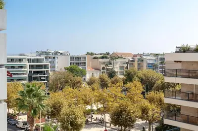 Vue générale sur Cannes ou vue de la ville depuis l'appartement