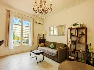 Coin salon dans l'établissement Mythique Miramar Cannes Croisette Terrasse Clim Parking Wifi