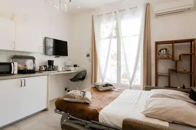 Cuisine ou kitchenette dans l'établissement Mythique Miramar Cannes Croisette Terrasse Clim Parking Wifi