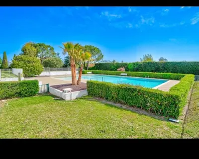 Piscine de l'établissement Lovely 48 m2 appt with sea view and swimming pool ou située à proximité