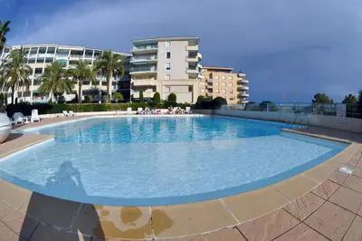 Piscine de l'établissement Les Pins Bleus - Antibes Juan Les Pins ou située à proximité