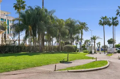 Jardin de l'établissement Carlton Suite avec lit King Size
