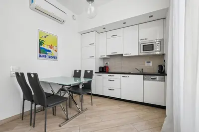 Cuisine ou kitchenette dans l'établissement Carlton Suite avec lit King Size