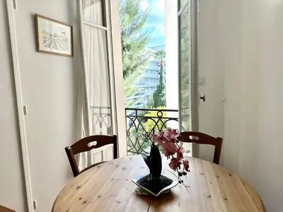 Balcon ou terrasse dans l'établissement Cannes La Croisette - PALAIS MIRAMAR - Studio au calme coté jardin
