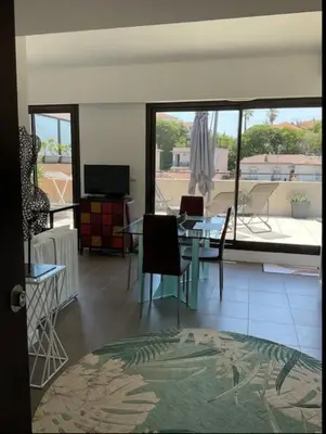 Coin salon dans l'établissement Toit terrasse dans résidence avec piscine