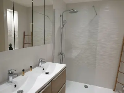 Salle de bains dans l'établissement hyper centre Antibes maison de villes 100m2 ; terrasse 20 m2