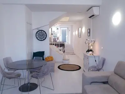 Coin salon dans l'établissement hyper centre Antibes maison de villes 100m2 ; terrasse 20 m2
