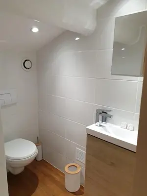 Salle de bains dans l'établissement hyper centre Antibes maison de villes 100m2 ; terrasse 20 m2