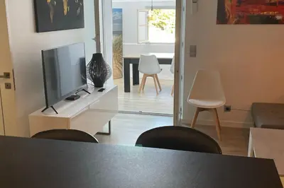 Télévision ou salle de divertissement dans l'établissement WE CANNES ! Résidence Gallia apartment premium two bedroom