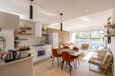 Cuisine ou kitchenette dans l'établissement Charming apartment on Boulevard Alexandre III