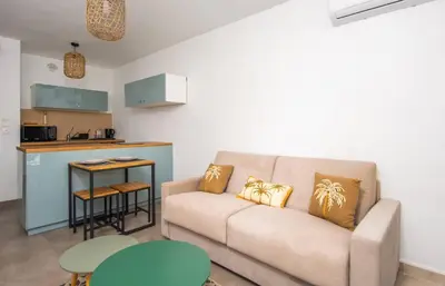 Cuisine ou kitchenette dans l'établissement Studio Port Golfe-Juan Parking Wifi Climatisation Terrasse