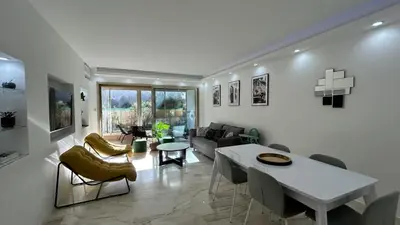 Coin salon dans l'établissement A010-Superbe appartement refait à neuf proche Croisette