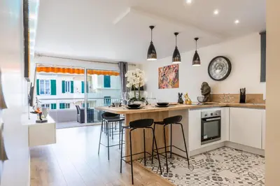 Cuisine ou kitchenette dans l'établissement 2-room apartment with terrace close to the center