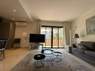 Télévision ou salle de divertissement dans l'établissement A003-Magnifique appartement proche du centre de Cannes