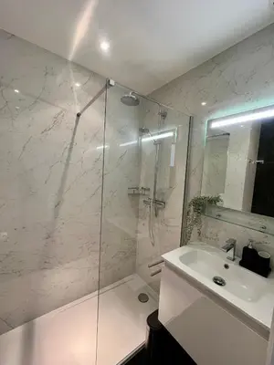 Salle de bains dans l'établissement T1bis vue mer et port Marina Baie des Anges