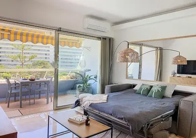 Coin salon dans l'établissement T1bis vue mer et port Marina Baie des Anges