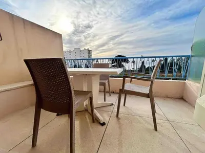 Balcon ou terrasse dans l'établissement Le Dulys : Apt 2 prs, vue mer, clim, 2 min plages