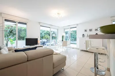 Télévision ou salle de divertissement dans l'établissement Beautiful and Spacious 2 bed Apt with Pool