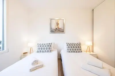 Un ou plusieurs lits dans un hébergement de l'établissement Beautiful and Spacious 2 bed Apt with Pool
