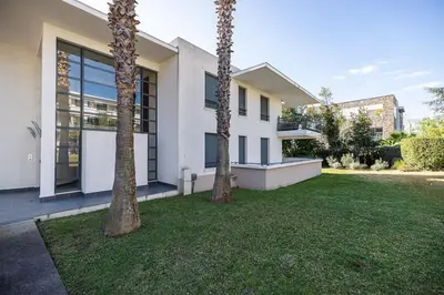 Jardin de l'établissement Beautiful and Spacious 2 bed Apt with Pool