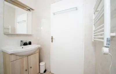 Salle de bains dans l'établissement Élégance au Cœur du Vieil Antibes 2 Chambres climatisation 6 personnes