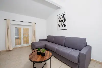 Coin salon dans l'établissement Élégance au Cœur du Vieil Antibes 2 Chambres climatisation 6 personnes