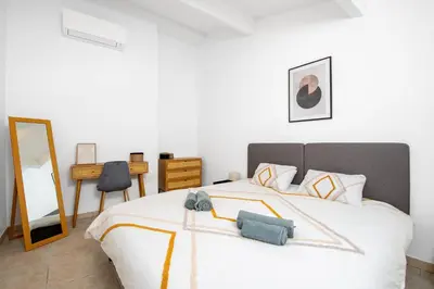 Un ou plusieurs lits dans un hébergement de l'établissement Élégance au Cœur du Vieil Antibes 2 Chambres climatisation 6 personnes