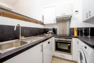 Cuisine ou kitchenette dans l'établissement Élégance au Cœur du Vieil Antibes 2 Chambres climatisation 6 personnes
