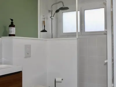 Salle de bains dans l'établissement Charmant 2P Climatisé, Terrasse et Parking, 4 Couchages - Villeneuve-Loubet - FR-1-252A-115